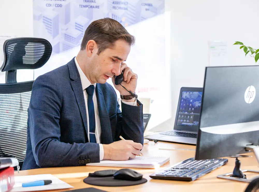Un consultant ACASS au téléphone dans son bureau