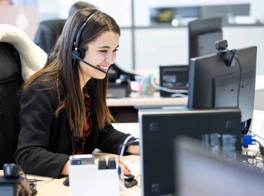Une chargée de recrutement ACASS avec un casque téléphonique